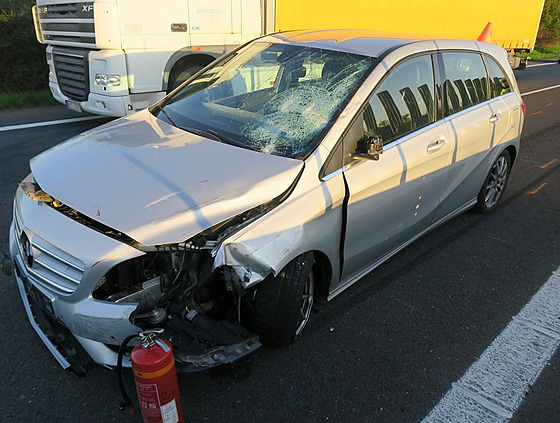 Dálni�ní policisté na�li na D46 u Prost�jova opu�t�né havarované auto se...