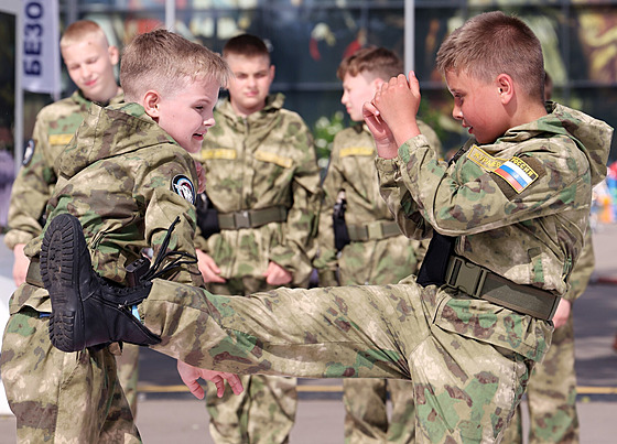 Chlapci ve vojenských uniformách bojují na festivalu pro dti a mláde v...