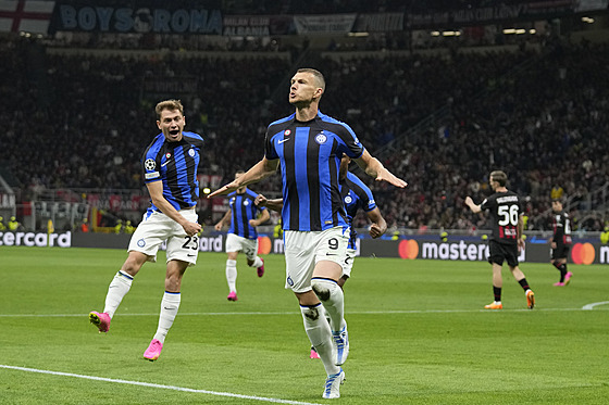 Edin Deko z Interu (vpravo) oslavuje trefu proti AC Milán.
