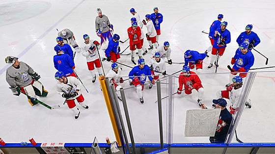 etí hokejisté poslouchají pokyny pi tréninku v Rize.