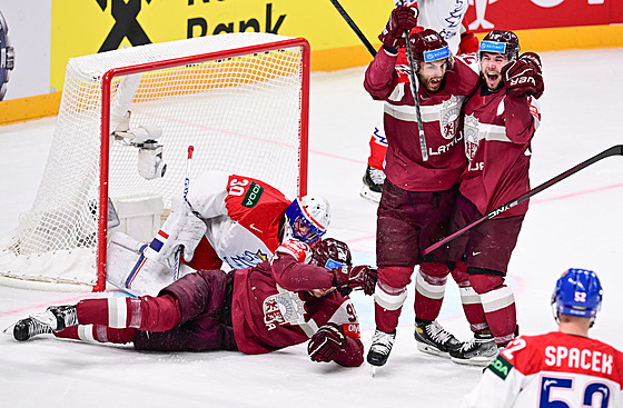 Hokejisté Lotyska slaví výhru nad eskem.
