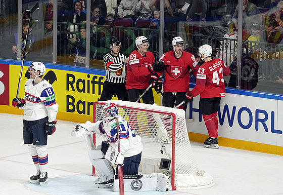 výcartí hokejisté se radují z gólu obránce Andrey Glausera (43) za norskou...