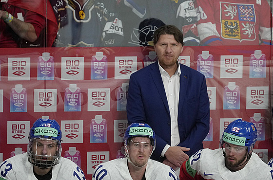 Asistent trenéra Martin Erat na lavi�ce �eského národního týmu.