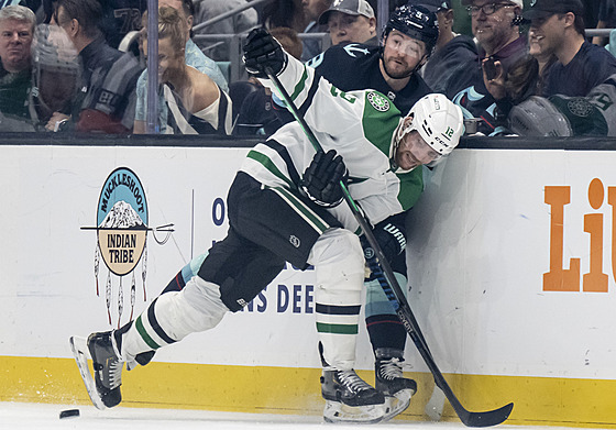 Radek Faksa z Dallasu (v pop�edí) se u mantinelu p�etla�uje s Ryanem Donatem ze...