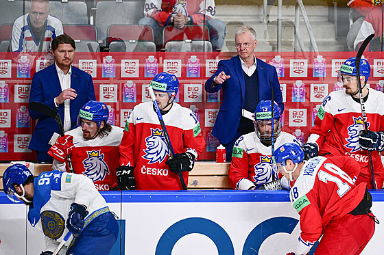 Kari Jalonen na stídace národního týmu bhem utkání s Kazachstánem.