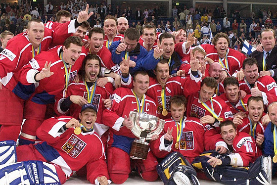 etí hokejisté s pohárem pro vítze mistrovství svta v roce 2001.