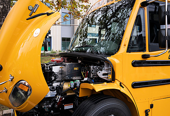 Nový elektrický kolní autobus na základní kole Johna Lewise ve Washingtonu,...