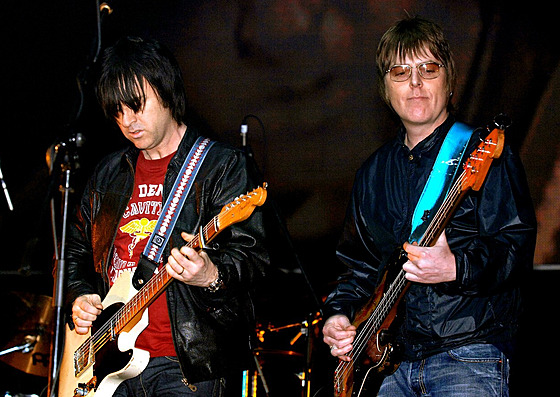 Baskytarista Andy Rourke (vpravo) a kytarista Johnny Marr