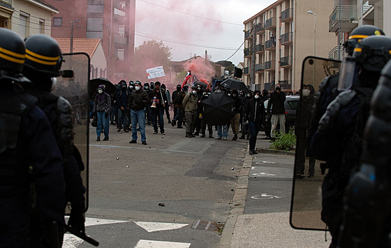 Demonstrace proti pesunutí azylového centra ve francouzské obci Saint-Brevin...