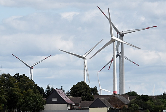 Vtrné turbíny v nmecké energeticky sobstané vesnici Feldheim (22. ervence...