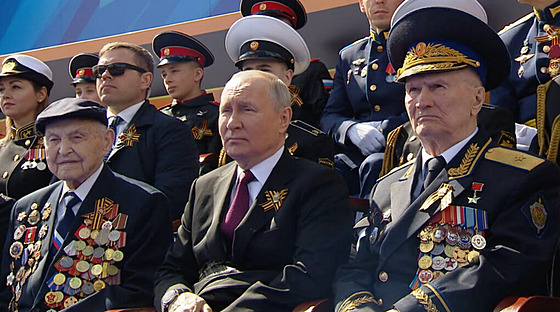 Ruský prezident Vladimir Putin bhem vojenské pehlídky v Moskv k výroí...