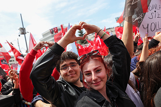 Mladí píznivci tureckého prezidentského kandidáta Kemala Kiliçdaroglua na...