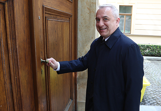 Pedseda odborové centrály MKOS Josef Stedula pi píchodu na jednání se...