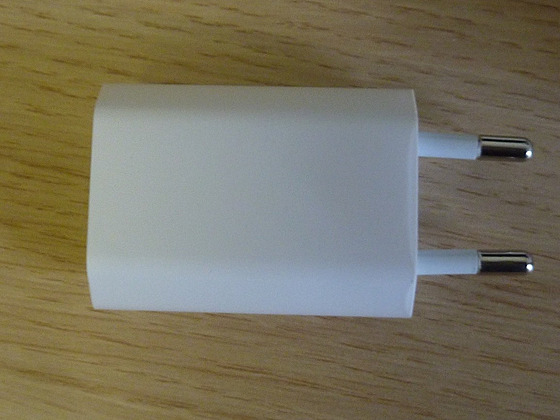 Nebezpená USB nabíjeka OEM pro iPhone