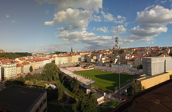 Terasa Radosti na ikov nabízí výhled na v i na stadion Viktorky.