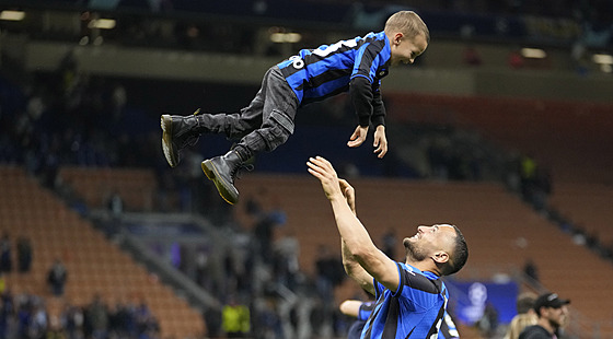 Danilo D'Ambrosio z Interu Milán slaví postup do finále Ligy mistr i se svým...