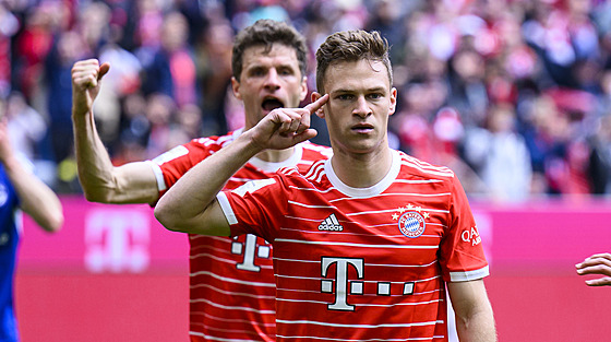Joshua Kimmich z Bayernu a jeho oslava gólu v zápase proti Schalke 04