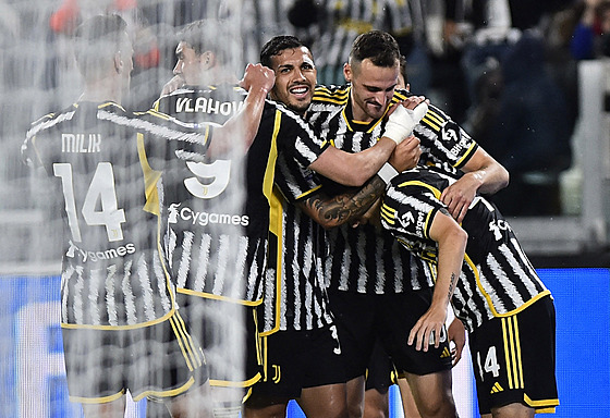 Hrái Juventusu oslavují vstelený gól do sít Cremonese.