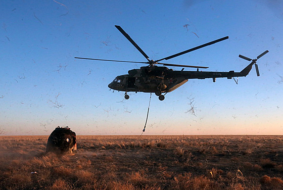 Ruský vojenský vrtulník Mi-8 na základn v Kazachstánu (28. bezna 2023)