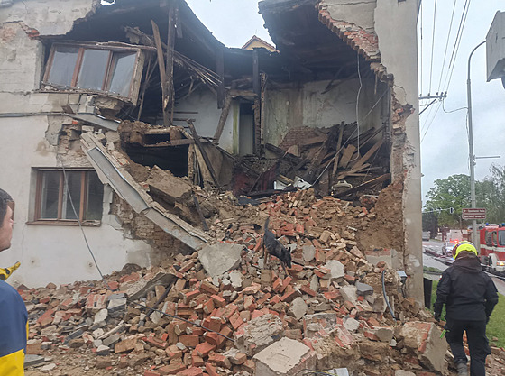 Ve Spytihn�vi se z�ítila ze� neobydleného domu, událost komplikuje dopravu....