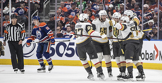 Hokejisté Vagas slaví gól Jonathana Marchessaulta  v duelu s Edmontonem.