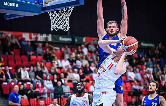 Jimmy Boeheim z Nymburka zakonuje kolem opavského Jakuba Mokrán.