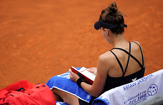 Ruská tenistka Veronika Kudrmtovová studuje bhem zápasu v ím své podklady.