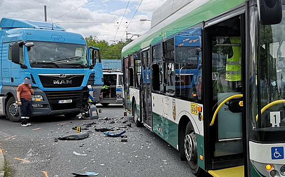 Dopravní nehoda v Plzni, kamion nedal pednost trolejbusu. Zranila se v nm...