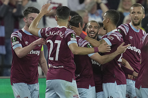 Fotbalisté West Hamu vetn Tomáe Souka (vpravo) oslavují druhý gól v...