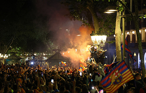 Píznivci fotbalové Barcelony oslavují v ulicích msta zisk mistrovského titulu.
