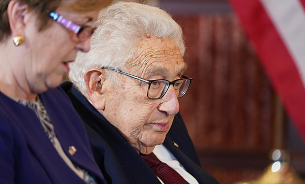 Jak odvrátit třetí světovou válku? Stoletý Kissinger má návod