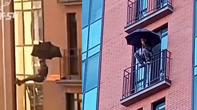 VIDEO: Rus seskočil z osmého patra budovy. Jako padák použil deštník