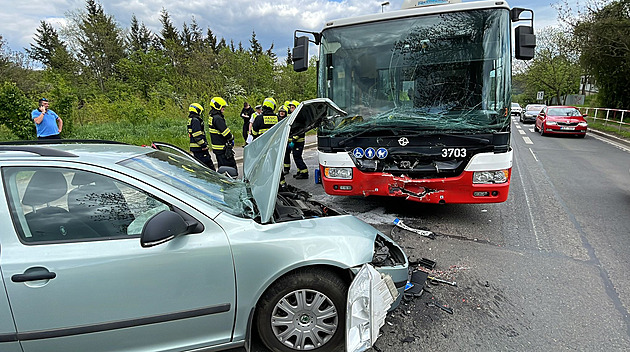 Na severu Prahy se srazil autobus MHD s autem, pět lidí utrpělo zranění