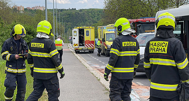 Po srážce tří aut u Zlechova zemřeli dva lidé, další včetně dětí 
se zranili