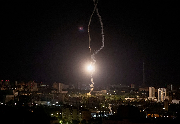 Rakety i drony. Rusko v noci zaútočilo na Kyjev, slyšet bylo na 20 výbuchů