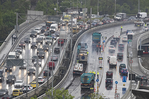 Půlroční rekonstrukce Barrandovského mostu začíná, dopravní kolaps nenastal