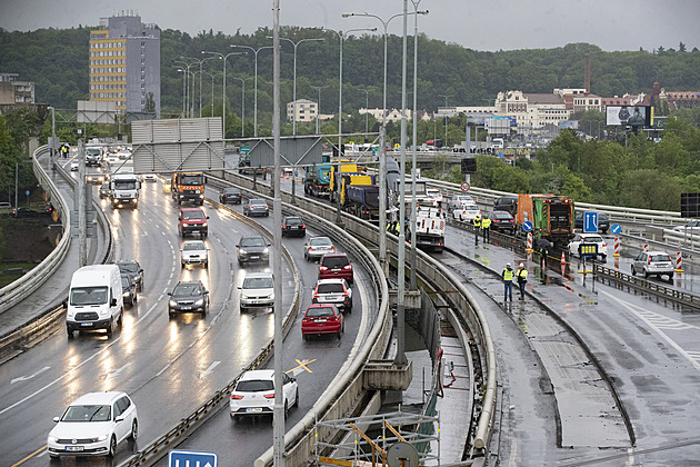 Při opravě Barrandovského mostu sjíždí do Braníku méně aut, doprava má zpoždění