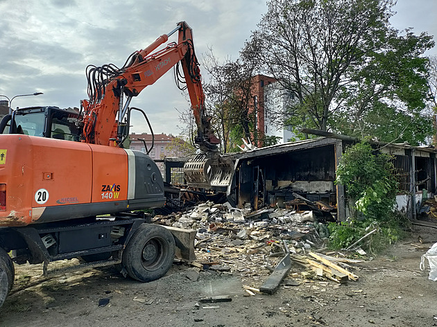 Firma v Brně bourá stavební buňky, v nichž uhořelo osm lidí