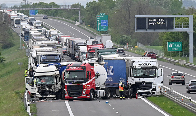 D2 u Břeclavi byla ve směru na Slovensko uzavřená, bouraly tam tři kamiony