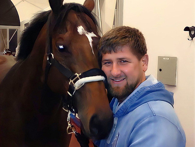 Jak to bylo s koněm Kadyrova. Čečenský vůdce tvrdí, že mu pomohla policie