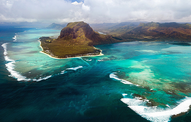 Nejvyšší, nejtišší, podmořský. Vodopád Le Morne Brabant čaruje iluzí