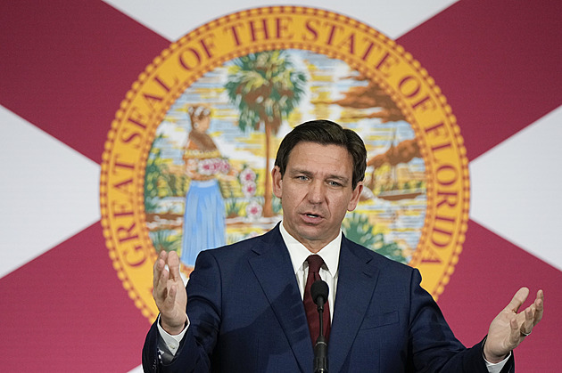 DeSantis ignorující útoky Trumpa a atakující Bidena. A co souboj posledních prezidentů?