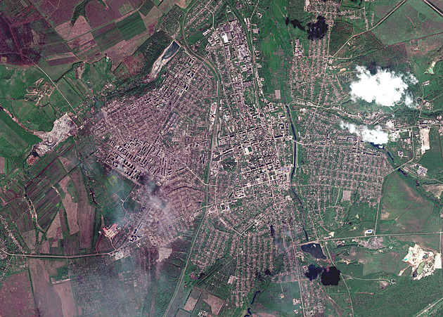 OBRAZEM: Bachmut rok poté. Satelitní snímky ukazují devastaci ukrajinského města