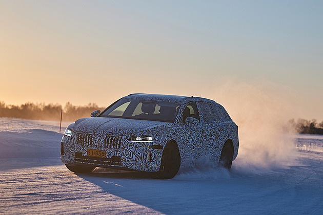 Poslední spalovací škodovky testují v -30 °C. S prototypy skáčou do závějí