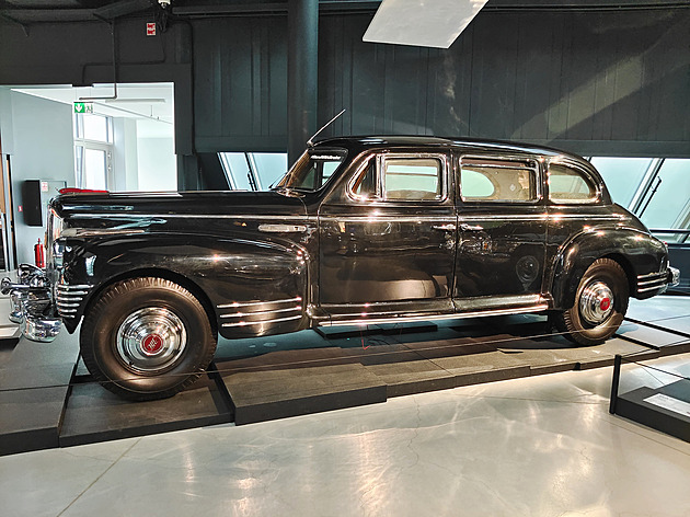 Monstrózní koráby sovětských papalášů v Rize. V obrněnci sedí sám Stalin