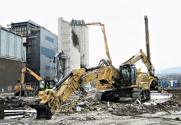 Místo elektrárny šrot. Demolice Prunéřova končí, zvažuje se výstavba gigafactory