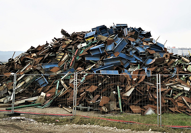 Místo elektrárny šrot. Demolice Prunéřova končí, zvažuje se výstavba gigafactory