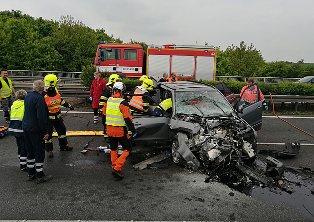 Dálnici D8 ve směru na Ústí uzavřela nehoda, pro zraněnou ženu letěl vrtulník