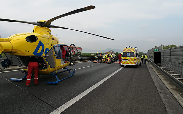 Při nehodě osobáku a motorky na D8 se zranili dva lidé, zasahoval vrtulník