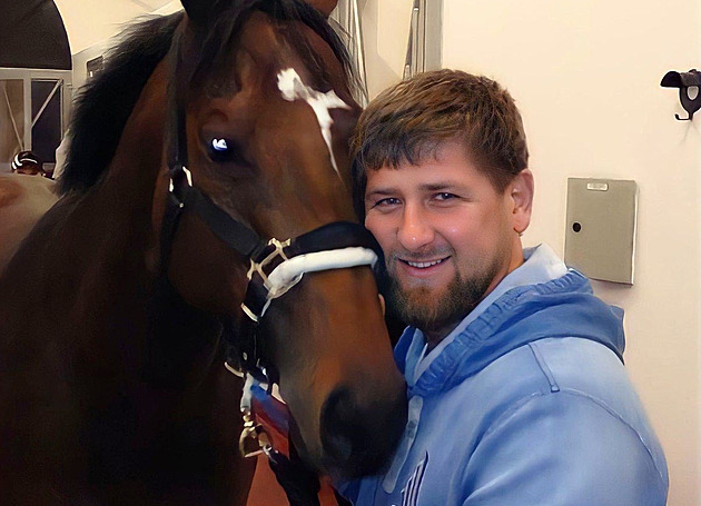 Kadyrovův kůň je v Čečensku. Únos zinscenovala Ukrajina a Češi, tvrdí vůdce